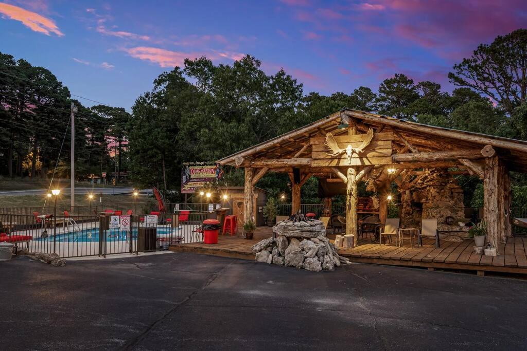 Stonegate Lodge King Bed Wifi 50In Roku Tv Salt Water Pool Room #102 Eureka Springs Exterior photo